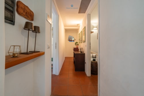 Corridoio moderno di Villa Chia presso House Live Express a Quartu Sant'Elena, con pavimenti in cotto e mensole in legno