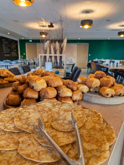 Buffet du petit-déjeuner à l'hôtel La Verriaire avec croissants, pâtisseries et crêpes à Chanverrie, France