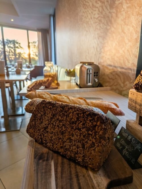 Pain frais à la boulangerie de l'hôtel La Verriaire avec salle à manger et fenêtres en arrière-plan