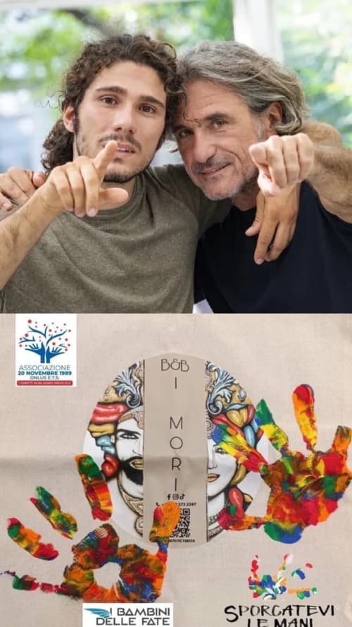 Due uomini posano con impronte colorate per promuovere un'organizzazione benefica per i bambini a Catania