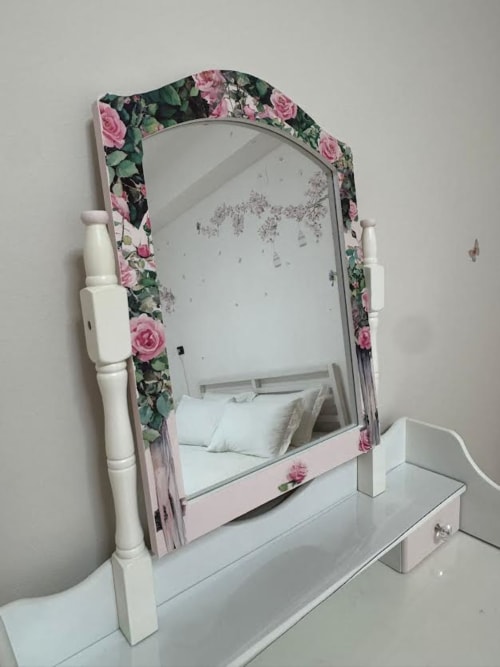 Specchio da toilette decorativo con cornice di rose rosa e supporti a spindle bianchi nell'appartamento di Catania