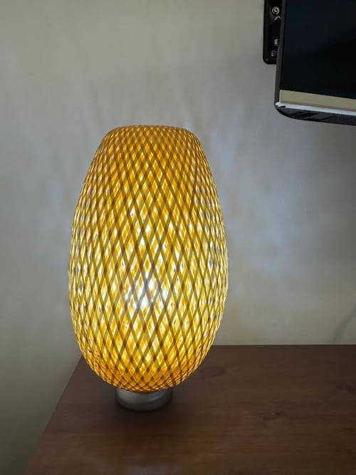 Lampada a sospensione intrecciata dorata su tavolo presso Catan Appartament Nìa© a Catania