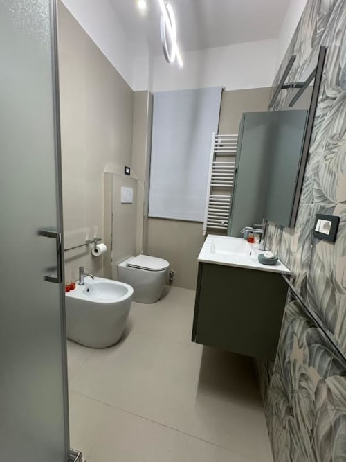 Bagno moderno nell'appartamento di Catania con lavabo, bidet, wc e scaldasalviette