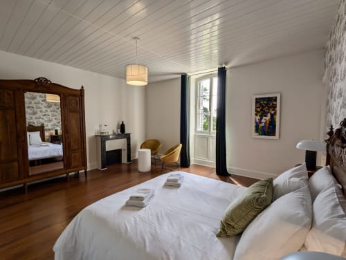 Spacieuse Suite Plantier des Moines à Domaine du Faure : chambre avec vue jardin, cheminée et mobilier bois