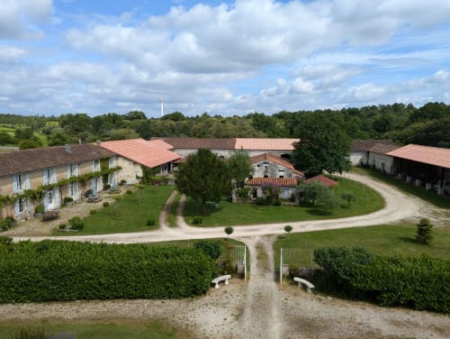 Vue aérienne du Domaine du Faure, un charmant gîte rural français aux toits en terre cuite, aux jardins soignés