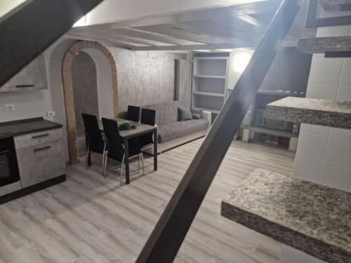 Suite Modern Milano di Casa Mia Vacanza con cucina, zona pranzo, divano e travi a vista in appartamento italiano