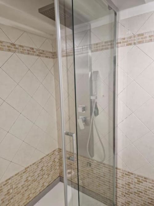 Moderna cabina doccia in vetro con soffione pioggia nel bagno Milano Suite di Casa Mia Vacanza