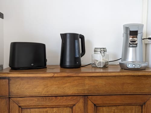 Appareils de cuisine sur le comptoir en bois du gîte Domaine du Faure : grille-pain, bouilloire, cafetière et pot de rangement