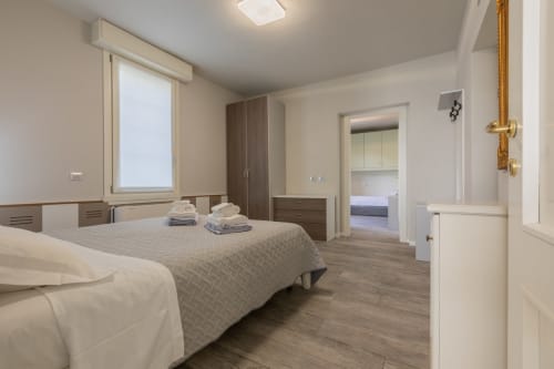 Spaziosa camera da letto all'hotel Prince Garda di Serniga con letti gemelli, guardaroba e bagno en-suite