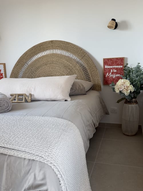Chambre douillette au Petit Coin de Paradis B&B à Alata avec tête de lit en rotin tressé, literie neutre et décoration vue mer