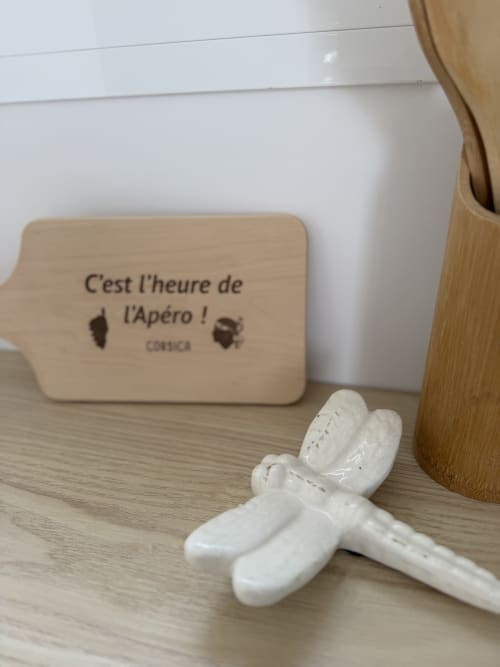 Panneau de bienvenue français « C'est l'heure de l'Apéro » avec des pantoufles blanches sur table en bois au Petit Coin de Paradis B&B