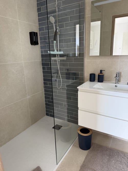 Salle de bain moderne de l'appartement L'écrin de Paradis au Petit Coin de Paradis B&B, Alata, avec douche à l'italienne et vasque
