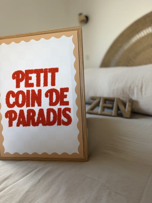 Pancarte encadrée « Petit Coin de Paradis » sur le lit de l'appartement L'écrin de Paradis, Alata, Corse