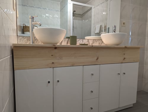 Salle de bains moderne avec deux vasques, vanité en bois et plan de travail en marbre à la maison d'hôtes Domaine du Faure.