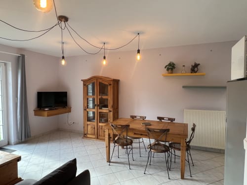 Salle à manger moderne avec table et chaises en bois au Gîte Le Prune du Domaine du Faure, France