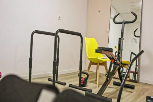 Heimfitness-Ausrüstung in der Villenanlage Villa Pré d'Oro in Amage, Frankreich mit Trainingsfahrrädern und Klimmzugstangen