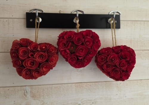 Trois décorationsde cœurs en rose rouge suspendues dans la chambre romantique Les Instants Amoureux de Les Instants Volés, Tudeils