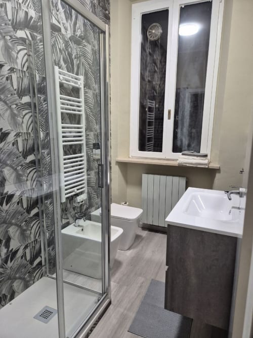 Bagno moderno nell'appartamento Mia Monza Living con doccia, lavabo, wc e scaldasalviette
