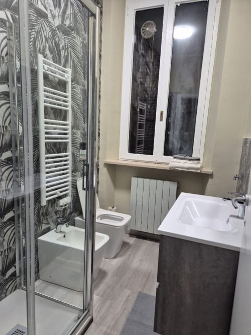 Bagno moderno nell'appartamento Mia Monza Living con doccia, lavabo, wc e finestra