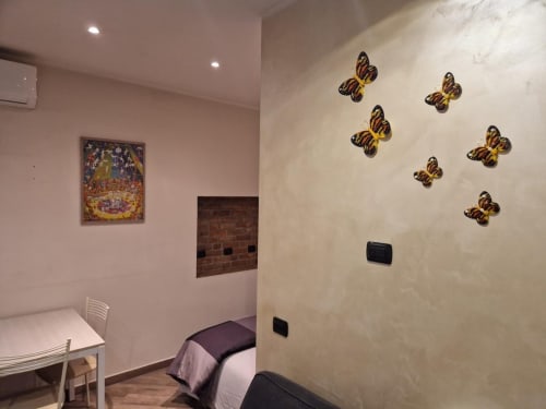 Camera Mia Monza Suite con arte murale farfalle, pittura decorativa e comfort moderni presso Monza BnB