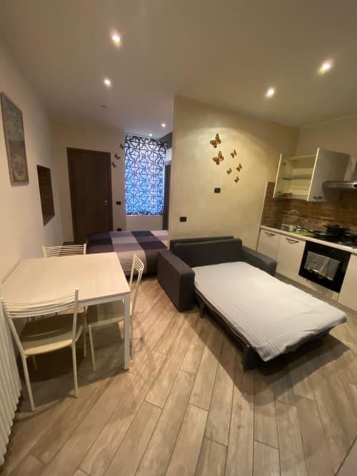 Appartamento Mia Monza Suite a Monza, Italia con divano letto, tavolo da pranzo, angolo cottura e arredamento moderno