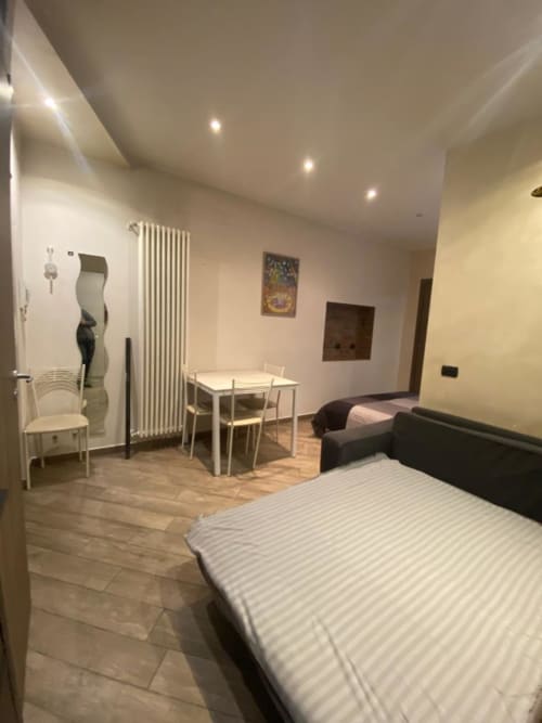 Camera Mia Monza Suite con letto, zona pranzo, divano e comfort moderni presso Monza BnB