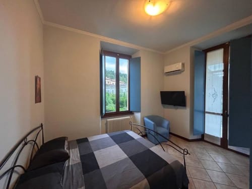 Camera Quadrupla Stella Luxury presso Mia Experience BnB Monza, con letto, TV, finestre con vista e comfort moderni