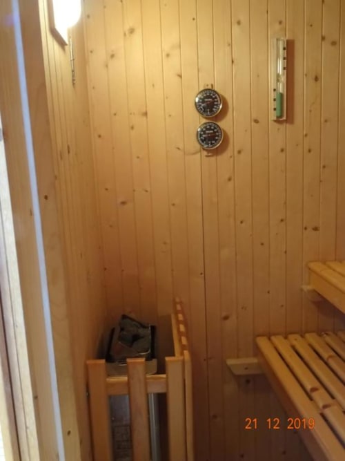 Interno della sauna in legno con termometro e igrometro presso la Mia Experience B&B di Monza
