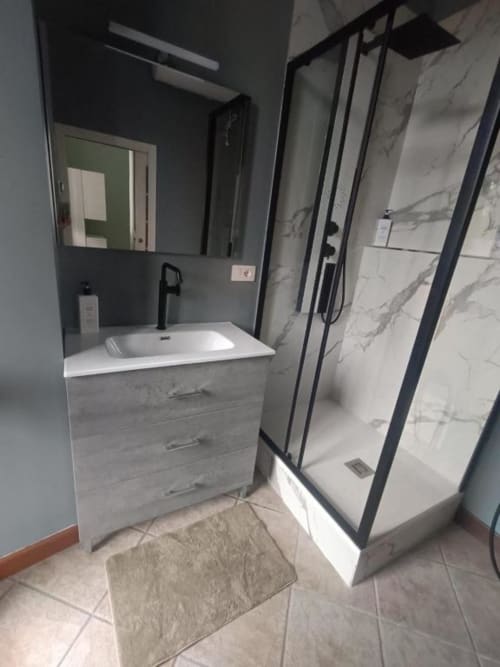 Bagno moderno nella Luna Deluxe Room di Mia Experience B&B, Monza con vanity, specchio e doccia a pioggia