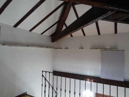 Travi in legno a vista nella Suite Deluxe Familiare Alba presso Mia Experience B&B a Monza, Italia