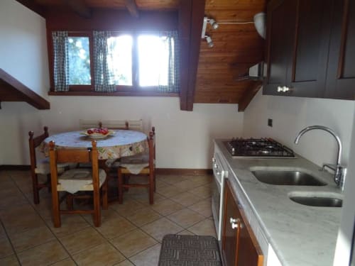 Angolo cucina e sala da pranzo nella Suite Familiare Alba Deluxe del Mia Experience B&B, Monza, Italia