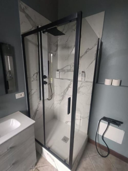 Bagno moderno nella Mia Experience Luna Deluxe Room di Monza con doccia in marmo e rubinetteria nera
