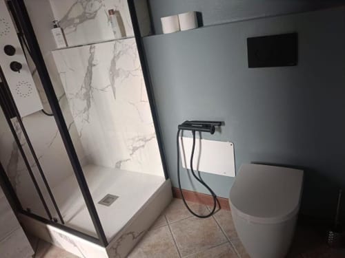 Bagno moderno nella Luna Deluxe Room di Mia Experience B&B, Monza, con doccia in effetto marmo e toilette