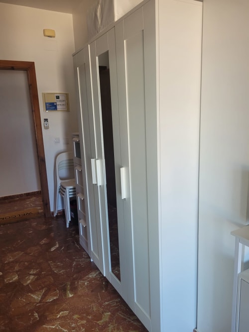 Pasillo moderno con armarios empotrados blancos en planta baja de Apartamentos A la Orilla del Mar, Matalascañas