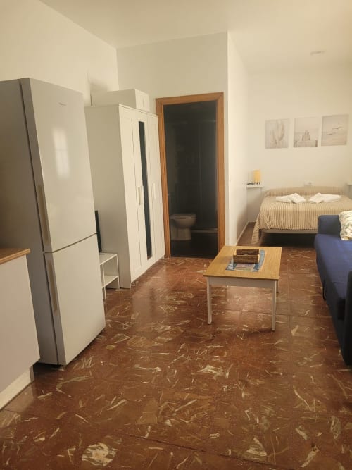 Estudio en Apartamentos A la Orilla del Mar, Matalascañas, con cocina, cama, sofá y piso de baldosas marrones