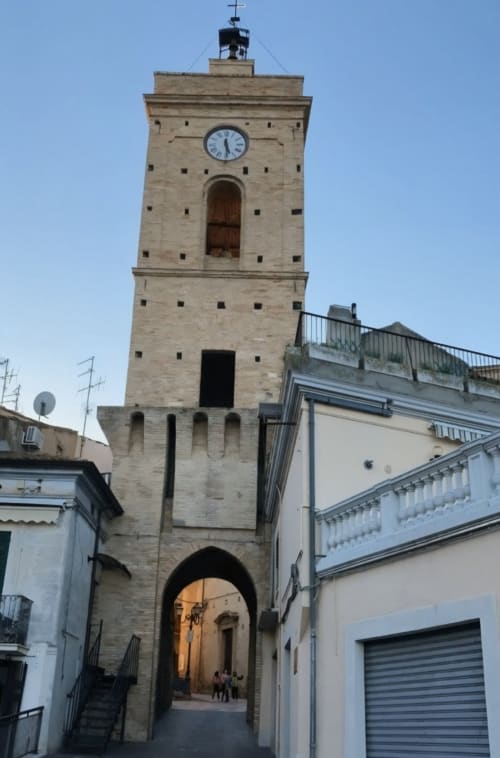 Torre dell'orologio storica ad Atessa, ingresso al centro medievale di Tales of Abruzzo