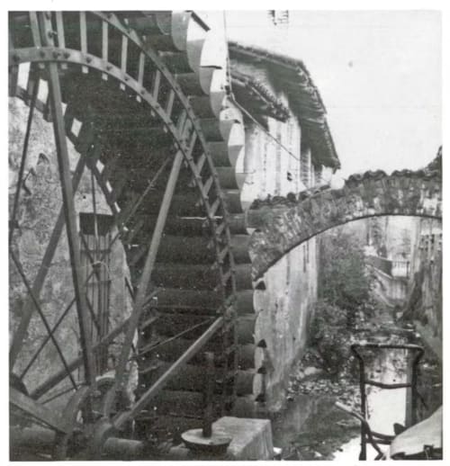 Scalinata storica e corte dell'Hotel Il Mulino a Villalunga di Casalgrande, Italia