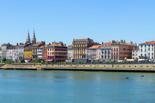 Les bâtiments colorés du front de mer et les flèches de la cathédrale se reflètent dans la rivière bleue à Systeo en France
