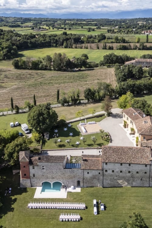 Vista aerea di Corte Baruzzo Relais con piscina, giardini e campagna toscana a Volta Mantovana, Italia