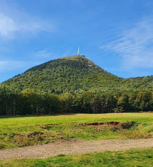 Volcan du Puy de Dôme, forêt et prairie, hôtel Les 3 Volcans près de Clermont-Ferrand