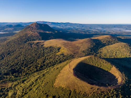 Vue aérienne des pics volcaniques et lacs près de l'établissement Les 3 Volcans B&B à Clermont-Ferrand, Auvergne