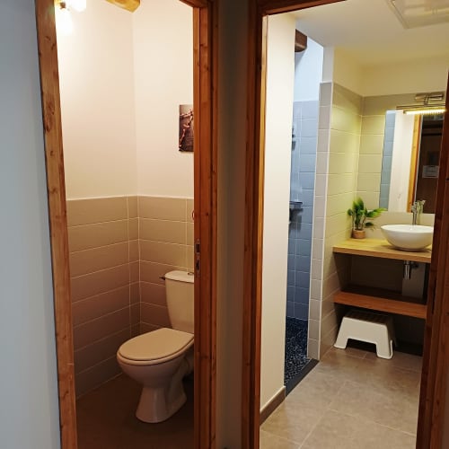 Salle de bain moderne avec toilettes et lavabo, gîte aux Gîtes Du Couvent, Ardèche, France
