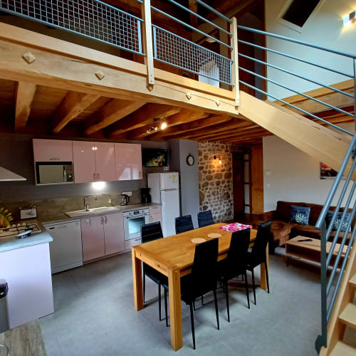 Séjour ouvert du Gîte 3 avec table à manger, cuisine rose et mezzanine, Les Gîtes Du Couvent, Ardèche