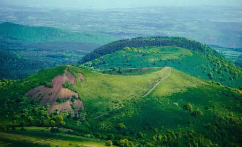 Collines verdoyantes d'origine volcanique près de l'hôtel Les 3 Volcans à Clermont-Ferrand, paysage boisé