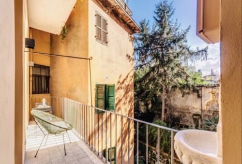 Terrazza con sedia e piante dell'appartamento Rome to You B&B a Monte Sacro, Roma, Italia