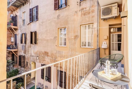 Terrazza soleggiata del Rome to You B&B a Monte Sacro con area lounge affacciata su storici edifici della corte