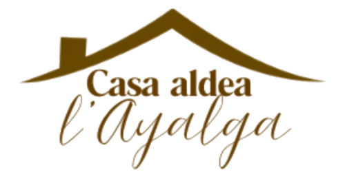 Logo de Casa Aldea L'Ayalga con silueta de casa y texto marrón de esta posada de Infiesto