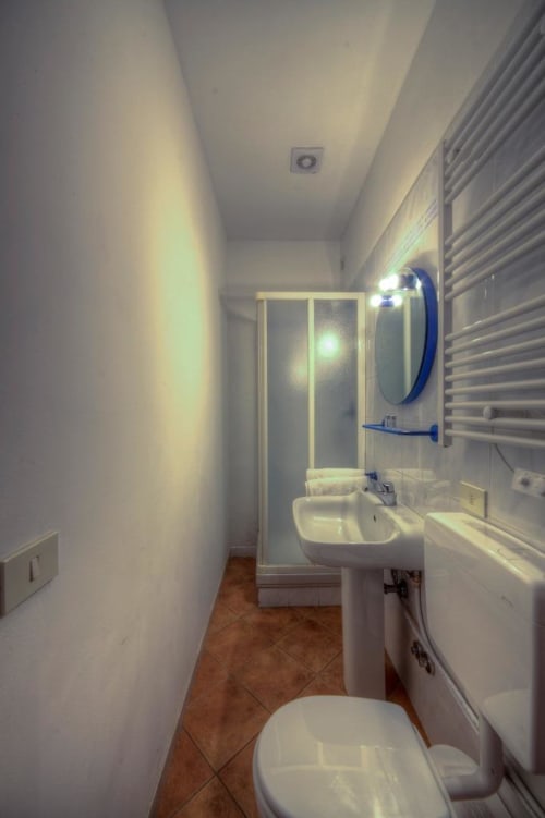 Bagno moderno presso la Sogni D'Oro Guest House, Firenze con toilette, lavandino, doccia e scaldasalviette