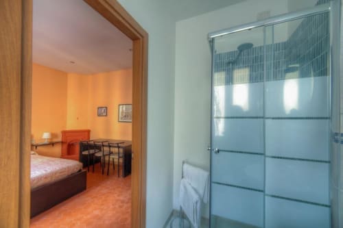 Bagno con doccia a porta scorrevole presso la Sogni D'Oro Guest House, Firenze