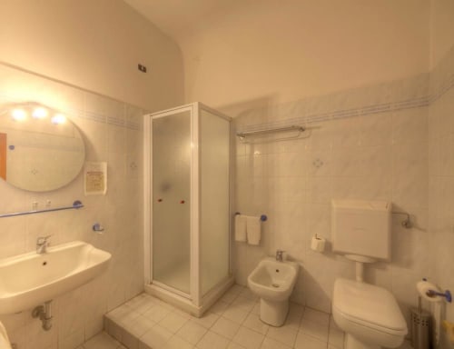 Bagno della Guest House Sogni D'Oro a Firenze con doccia, wc, bidet e lavabo